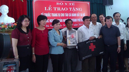 Dotan a pescadores de instrumentos de primeros auxilios